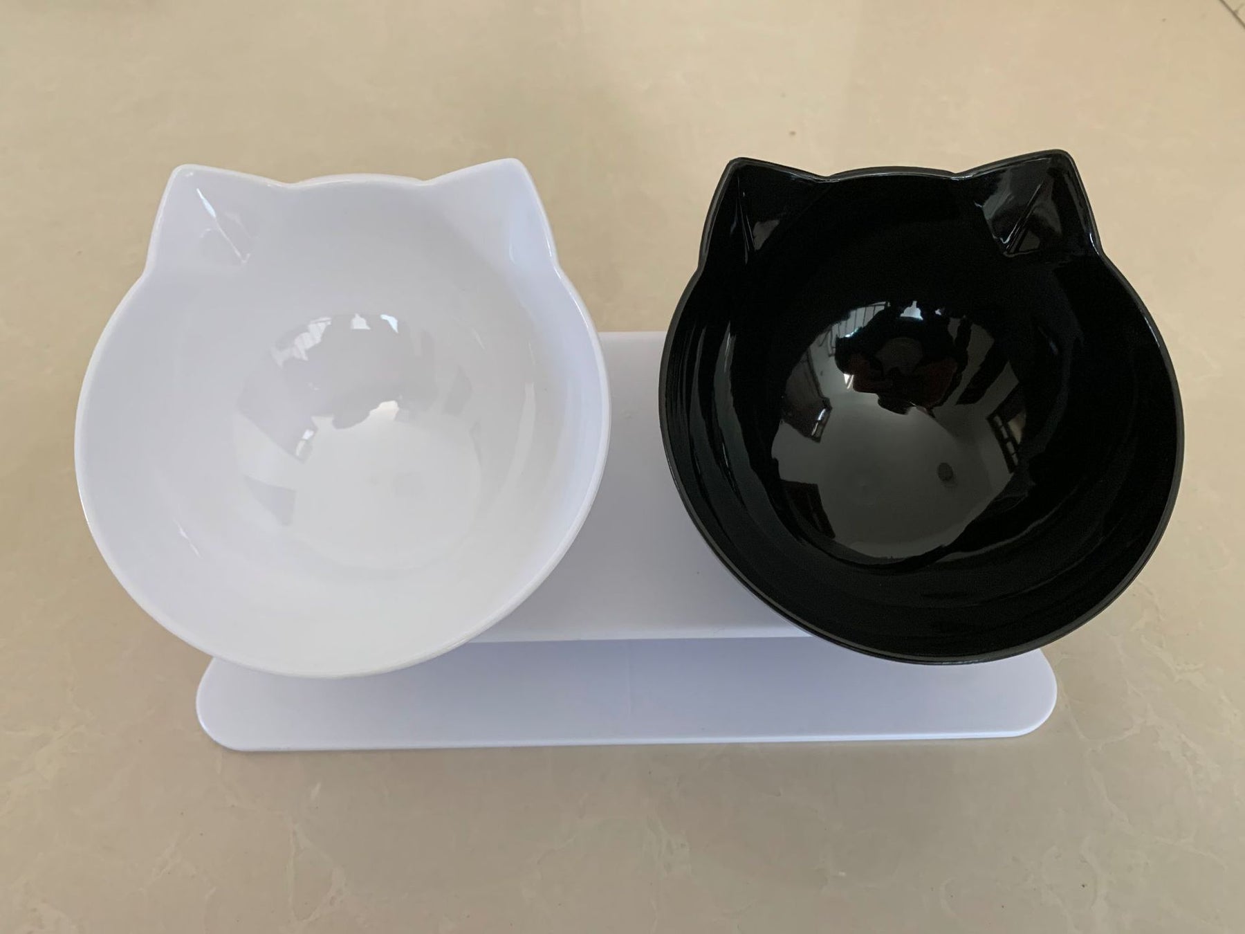 Adjustable cat bowl