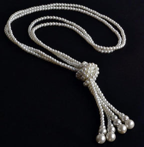 Multilayer knotted pearl necklace